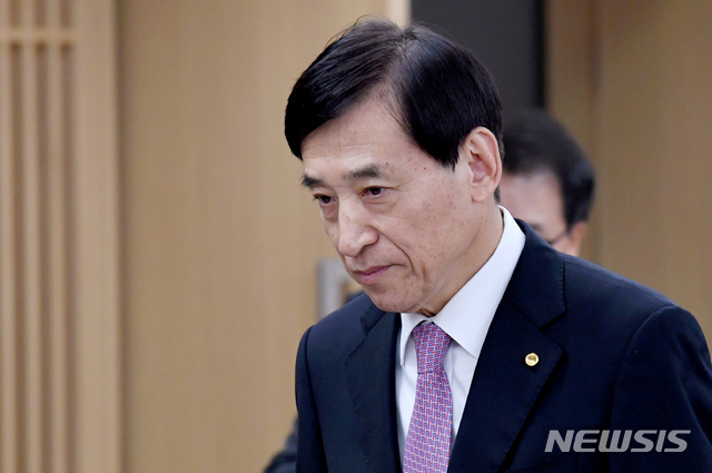 【서울=뉴시스】김병문 기자 = 이주열 한국은행 총재가 16일 오전 서울 중구 한국은행에서 열린 금융통화위원회 회의에 참석하고 있다. 2019.10.16. photo@newsis.com