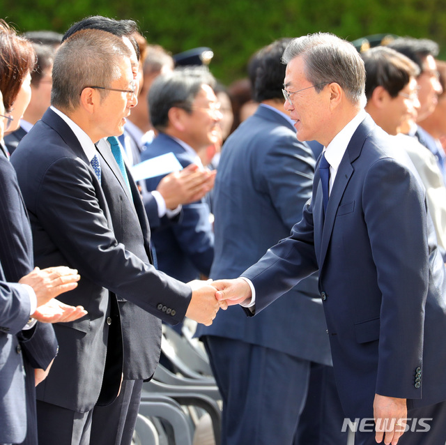 【창원=뉴시스】배훈식 기자 = 문재인 대통령이 16일 경남 창원시 마산합포구 경남대학교에서 열린 제40주년 부마민주항쟁 기념식에 참석, 황교안 자유한국당 대표와 인사를 나누고 있다. 유신 독재 체제에 저항해 부산과 마산(현 창원시) 일대에서 시작한 민주화 운동인 ‘부마민주항쟁’은 올해 국가기념일로 지정됐다. 2019.10.16. dahora83@newsis.com