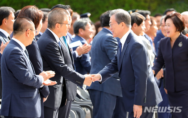 【창원=뉴시스】배훈식 기자 = 문재인 대통령이 16일 경남 창원시 마산합포구 경남대학교에서 열린 제40주년 부마민주항쟁 기념식에 참석, 황교안 자유한국당 대표와 인사를 나누고 있다. 유신 독재 체제에 저항해 부산과 마산(현 창원시) 일대에서 시작한 민주화 운동인 ‘부마민주항쟁’은 올해 국가기념일로 지정됐다. 2019.10.16. dahora83@newsis.com