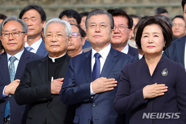 【창원=뉴시스】배훈식 기자 = 문재인 대통령과 김정숙 여사가 16일 경남 창원시 마산합포구 경남대학교에서 열린 제40주년 부마민주항쟁 기념식에 참석, 국기에 대한 경례를 하고 있다. 유신 독재 체제에 저항해 부산과 마산(현 창원시) 일대에서 시작한 민주화 운동인 ‘부마민주항쟁’은 올해 국가기념일로 지정됐다. 2019.10.16. dahora83@newsis.com