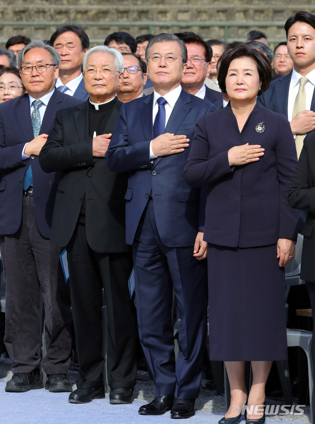 【창원=뉴시스】배훈식 기자 = 문재인 대통령과 김정숙 여사가 16일 경남 창원시 마산합포구 경남대학교에서 열린 제40주년 부마민주항쟁 기념식에 참석, 국기에 대한 경례를 하고 있다. 유신 독재 체제에 저항해 부산과 마산(현 창원시) 일대에서 시작한 민주화 운동인 ‘부마민주항쟁’은 올해 국가기념일로 지정됐다. 2019.10.16. dahora83@newsis.com