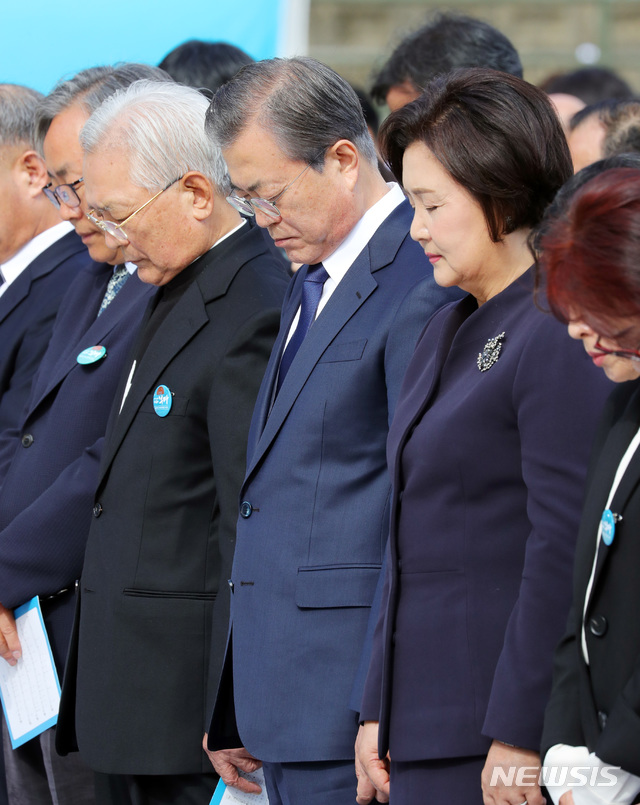 【창원=뉴시스】배훈식 기자 = 문재인 대통령과 김정숙 여사가 16일 경남 창원시 마산합포구 경남대학교에서 열린 제40주년 부마민주항쟁 기념식에 참석, 내빈들과 함께 민주열사에 대한 묵념을 하고 있다. 유신 독재 체제에 저항해 부산과 마산(현 창원시) 일대에서 시작한 민주화 운동인 ‘부마민주항쟁’은 올해 국가기념일로 지정됐다. 2019.10.16. dahora83@newsis.com