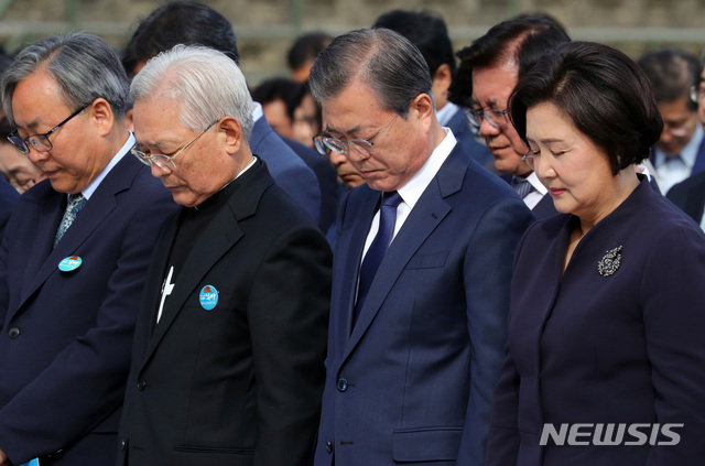 【창원=뉴시스】배훈식 기자 = 문재인 대통령과 김정숙 여사가 16일 경남 창원시 마산합포구 경남대학교에서 열린 제40주년 부마민주항쟁 기념식에 참석, 내빈들과 함께 민주열사에 대한 묵념을 하고 있다.&nbsp; 유신 독재 체제에 저항해 부산과 마산(현 창원시) 일대에서 시작한 민주화 운동인 ‘부마민주항쟁’은 올해 국가기념일로 지정됐다. 2019.10.16.&nbsp; dahora83@newsis.com