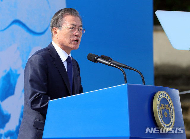 【창원=뉴시스】배훈식 기자 = 문재인 대통령이 16일 경남 창원시 마산합포구 경남대학교에서 열린 제40주년 부마민주항쟁 기념식에 참석, 기념사를 하고 있다. 유신 독재 체제에 저항해 부산과 마산(현 창원시) 일대에서 시작한 민주화 운동인 ‘부마민주항쟁’은 올해 국가기념일로 지정됐다. 2019.10.16. dahora83@newsis.com