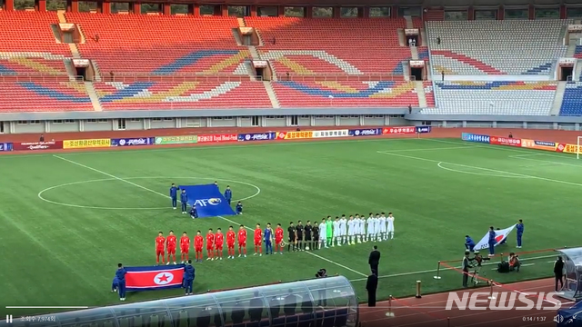 【서울=뉴시스】요아킴 베리스트룀 북한 주재 스웨덴 대사가 15일 북한 평양 김일성경기장에서 열린 2022 카타르월드컵 아시아지역 2차예선 H조 조별리그 3차전 한국 대 북한 경기를 자신의 트위터에 게재했다. 2019.10.16. (사진=요아킴 베리스트룀 북한 주재 스웨덴 대사 트위터 영상) photo@newsis.com