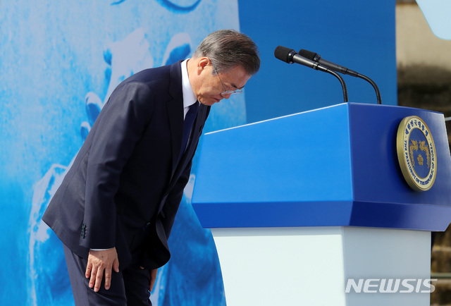 【창원=뉴시스】배훈식 기자 = 문재인 대통령이 16일 경남 창원시 마산합포구 경남대학교에서 열린 제40주년 부마민주항쟁 기념식에 참석, 기념사를 하기 전 인사를 하고 있다. 유신 독재 체제에 저항해 부산과 마산(현 창원시) 일대에서 시작한 민주화 운동인 ‘부마민주항쟁’은 올해 국가기념일로 지정됐다. 2019.10.16. dahora83@newsis.com