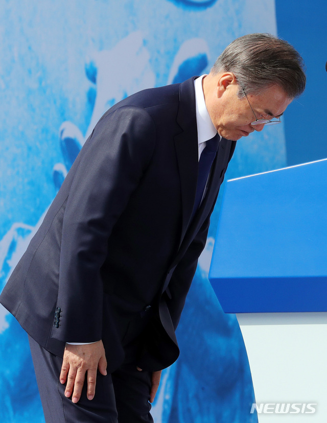 【창원=뉴시스】배훈식 기자 = 문재인 대통령이 16일 경남 창원시 마산합포구 경남대학교에서 열린 제40주년 부마민주항쟁 기념식에 참석, 기념사를 하기 전 인사를 하고 있다. 유신 독재 체제에 저항해 부산과 마산(현 창원시) 일대에서 시작한 민주화 운동인 ‘부마민주항쟁’은 올해 국가기념일로 지정됐다. 2019.10.16. dahora83@newsis.com