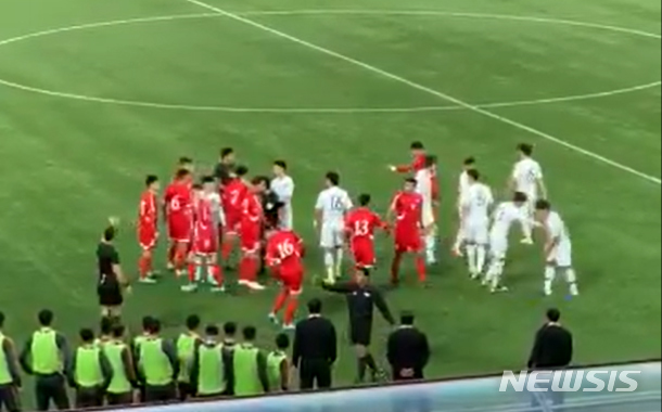 【서울=뉴시스】요아킴 베리스트룀 북한 주재 스웨덴 대사가 15일 북한 평양 김일성경기장에서 열린 2022 카타르월드컵 아시아지역 2차예선 H조 조별리그 3차전 한국 대 북한 경기를 자신의 트위터에 게재했다. 2019.10.16. (사진=요아킴 베리스트룀 북한 주재 스웨덴 대사 트위터 영상) photo@newsis.com