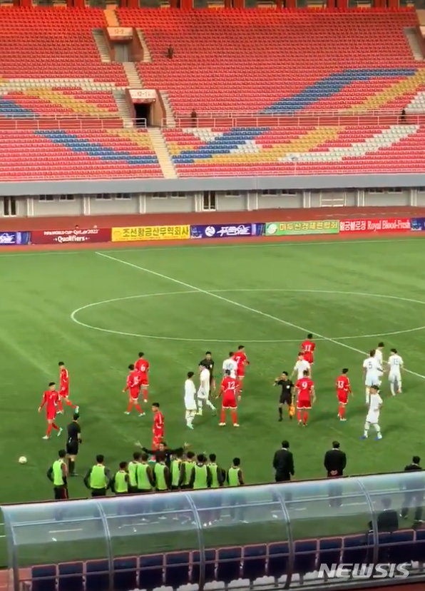 【서울=뉴시스】요아킴 베리스트룀 북한 주재 스웨덴 대사가 15일 북한 평양 김일성경기장에서 열린 2022 카타르월드컵 아시아지역 2차예선 H조 조별리그 3차전 한국 대 북한 경기를 자신의 트위터에 게재했다. 2019.10.16. (사진=요아킴 베리스트룀 북한 주재 스웨덴 대사 트위터 영상)&nbsp; photo@newsis.com 