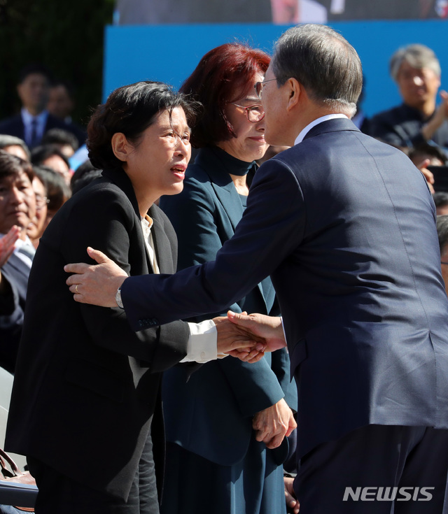 【창원=뉴시스】배훈식 기자 = 문재인 대통령이 16일 경남 창원시 마산합포구 경남대학교에서 열린 제40주년 부마민주항쟁 기념식에 참석, 눈물을 흘리는 옥정애 마산시위 참여자를 위로하고 있다.&nbsp; 유신 독재 체제에 저항해 부산과 마산(현 창원시) 일대에서 시작한 민주화 운동인 ‘부마민주항쟁’은 올해 국가기념일로 지정됐다. 2019.10.16.&nbsp; dahora83@newsis.com 