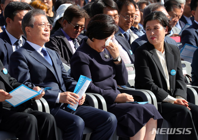 【창원=뉴시스】배훈식 기자 = 문재인 대통령의 부인인 김정숙 여사가 16일 경남 창원시 마산합포구 경남대학교에서 열린 제40주년 부마민주항쟁 기념식에 참석, 피해자 증언 영상을 보며 눈물을 흘리고 있다. 오른쪽은 옥정애 마산시위참여자.유신 독재 체제에 저항해 부산과 마산(현 창원시) 일대에서 시작한 민주화 운동인 ‘부마민주항쟁’은 올해 국가기념일로 지정됐다. 2019.10.16. dahora83@newsis.com