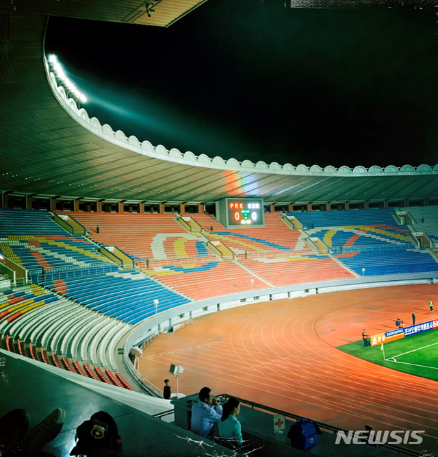 【서울=뉴시스】요아킴 베리스트룀 북한 주재 스웨덴 대사가 15일 북한 평양 김일성경기장에서 열린 2022 카타르월드컵 아시아지역 2차예선 H조 조별리그 3차전 한국 대 북한 경기를 자신의 트위터에 게재했다. 이날 경기는 관중 없이 진행됐다. 2019.10.16. (사진=요아킴 베리스트룀 북한 주재 스웨덴 대사 트위터)&nbsp; photo@newsis.com 