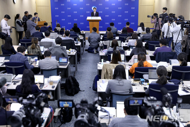 【서울=뉴시스】김병문 기자 = 이주열 한국은행 총재가 16일 오전 서울 중구 한국은행에서 열린 통화정책방향 관련 기자간담회에 참석해 발언을 하고 있다. 이날 금융통화위원회는 다음 통화정책방향 결정시까지 한국은행 기준금리를 1.50%에서 1.25%로 0.25%p 하향 조정한다고 밝혔다. 2019.10.16. dadazon@newsis.com