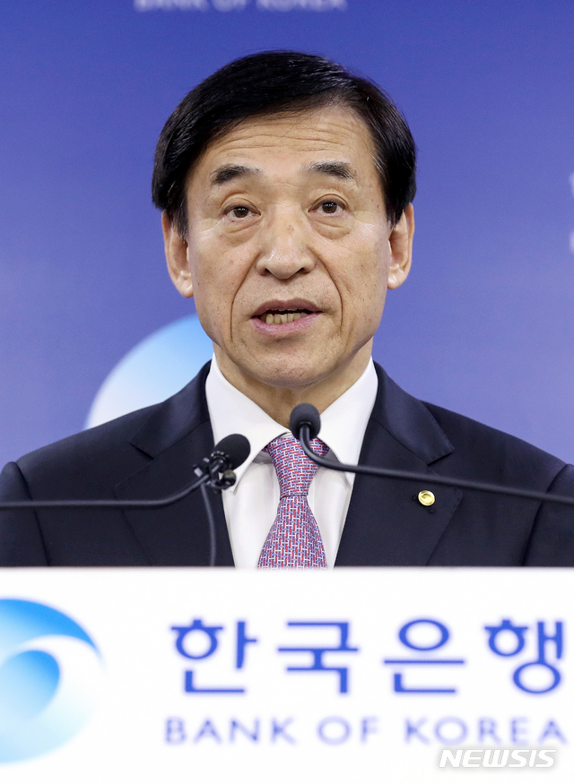 【서울=뉴시스】김병문 기자 = 이주열 한국은행 총재가 16일 오전 서울 중구 한국은행에서 열린 통화정책방향 관련 기자간담회에 참석해 발언을 하고 있다. 이날 금융통화위원회는 다음 통화정책방향 결정시까지 한국은행 기준금리를 1.50%에서 1.25%로 0.25%p 하향 조정한다고 밝혔다. 2019.10.16. dadazon@newsis.com