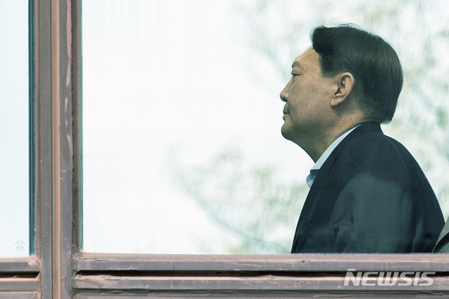 【서울=뉴시스】이윤청 기자 = 윤석열 검찰총장이 16일 오후 서울 서초구 대검찰청에서 구내식당으로 이동하고 있다. 2019.10.16. radiohead@newsis.com