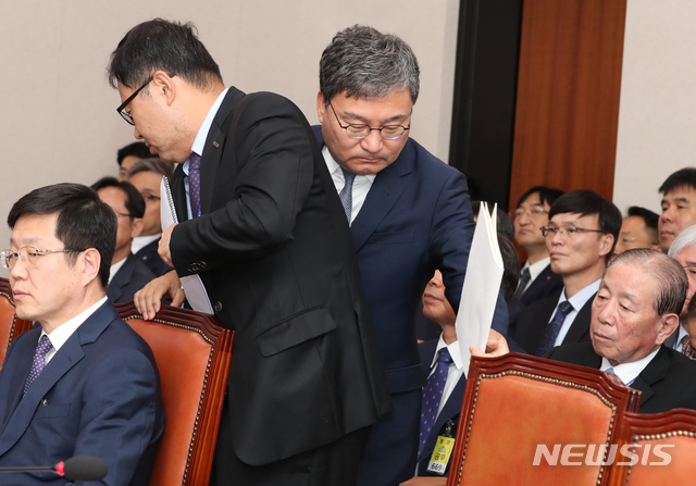 【서울=뉴시스】김명원 기자 = 이상직 중소벤처기업진흥공단 이사장 등 출석 기관장들이 16일 오전 서울 여의도 국회 산업통상자원중소벤처기업위원회에서 열린 중소벤처기업진흥공단 기술보증기금 소상공인시장진흥공단 중소기업기술정보진흥원 공영홈쇼핑 신용보증재단 중앙회 창업진흥원 중소기업유통센터 한국벤처투자중소기업연구원 장애인기업종합지원센터 한국산학연협회 국정감사에서 업무보고를 마치고 자리로 돌아가고 있다. 2019.10.16. kmx1105@newsis.com