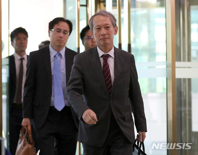 【서울=뉴시스】 전진환 기자 = 16일 오후 타키자키 시게키 일본 외무성 아시아대양주국장이 김정한 외교부 아시아태평양국장과 한일 국장급 협의를 위해 서울 종로구 외교부 청사로 들어오고 있다. 2019.10.16.&nbsp; amin2@newsis.com