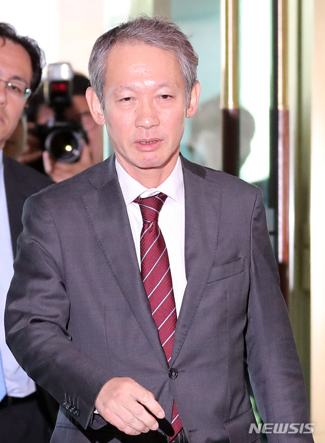 【서울=뉴시스】 전진환 기자 = 16일 오후 타키자키 시게키 일본 외무성 아시아대양주국장이 김정한 외교부 아시아태평양국장과 한일 국장급 협의를 위해 서울 종로구 외교부 청사로 들어오고 있다. 2019.10.16. amin2@newsis.com