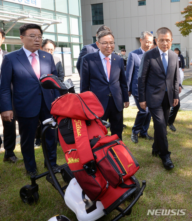 【대구=뉴시스】이무열 기자 = 황교안 자유한국당 대표가 16일 오후 대구시 북구 노원로 한국로봇산업진흥원에서 열린 민부론이 간다! 대구경북 기업인 및 언론인 간담회에서 한국로봇산업진흥원을 방문해 다양한 로봇들을 살펴보고 있다. 2019.10.16.lmy@newsis.com