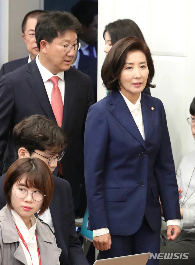 【서울=뉴시스】김명원 기자 = 나경원 자유한국당 원내대표과 권성동 자유한국당 의원이 16일 오후 서울 여의도 국회 본청 의원식당 별실에서 열린 여야3당 교섭단체 2+2+2회동에 입장하고 있다. 2019.10.16. photo@newsis.com