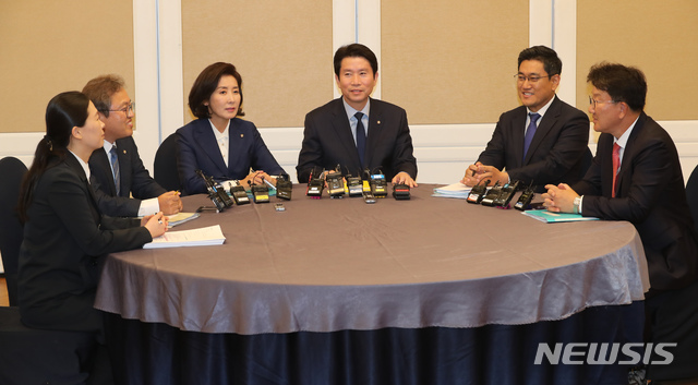 【서울=뉴시스】김명원 기자 = 더불어민주당, 자유한국당, 바른미래당 등 교섭단체 원내대표와 각당 대표 의원들이 16일 오후 국회에서 패스트트랙(신속처리안건)으로 지정된 검찰·사법개혁안을 논의하기 위해 `2+2+2'(각 당 원내대표와 의원 1명) 회동을 하고 있다. 왼쪽부터 권은희 바른미래당 의원, 송기헌 더불어민주당 의원, 나경원 자유한국당, 이인영 더불어민주당, 오신환 바른미래당 원내대표, 권성동 자유한국당 의원. 2019.10.16. photo@newsis.com