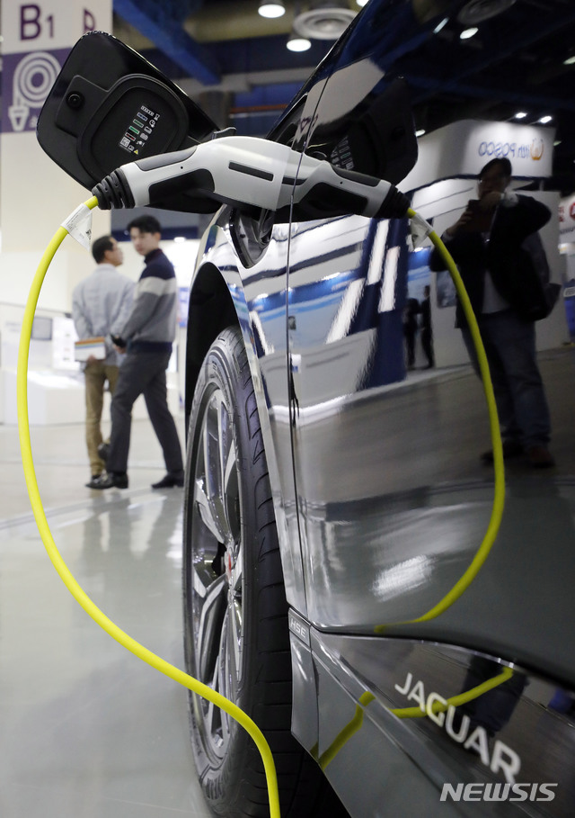 【서울=뉴시스】최동준 기자 = 인터배터리 2019 전시회가 개막한 16일 서울 강남구 코엑스에서 관람객들이 LG 화학의 배터리 제품을 살펴보고 있다. 2019.10.16. photocdj@newsis.com