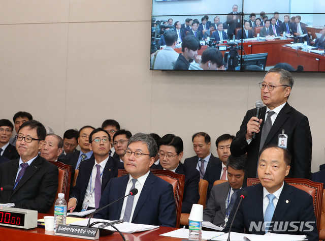 【서울=뉴시스】김명원 기자 = 최창희 공영홈쇼핑 대표이사가 16일 오전 서울 여의도 국회 산업통상자원중소벤처기업위원회에서 열린 중소벤처기업진흥공단 기술보증기금 소상공인시장진흥공단 중소기업기술정보진흥원 공영홈쇼핑 신용보증재단 중앙회 창업진흥원 중소기업유통센터 한국벤처투자중소기업연구원 장애인기업종합지원센터 한국산학연협회 국정감사에서 의원들의 질의에 답변하고 있다. 2019.10.16. kmx1105@newsis.com