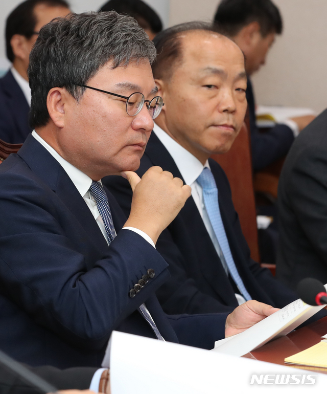 【서울=뉴시스】김명원 기자 = 이상직 중소벤처기업진흥공단 이사장이 16일 오전 서울 여의도 국회 산업통상자원중소벤처기업위원회에서 열린 중소벤처기업진흥공단 기술보증기금 소상공인시장진흥공단 중소기업기술정보진흥원 공영홈쇼핑 신용보증재단 중앙회 창업진흥원 중소기업유통센터 한국벤처투자중소기업연구원 장애인기업종합지원센터 한국산학연협회 국정감사에서 의원들의 질의를 경청하며 자료를 검토하고 있다. 2019.10.16. kmx1105@newsis.com