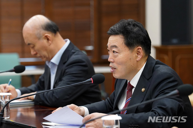 【서울=뉴시스】 박영태 기자 = 김오수 법무부 차관이 16일 오후 청와대 여민관 소회의실에서 문재인 대통령에게 현안 보고를 하고 있다. 2019.10.16.(사진=청와대 제공)photo@newsis.com