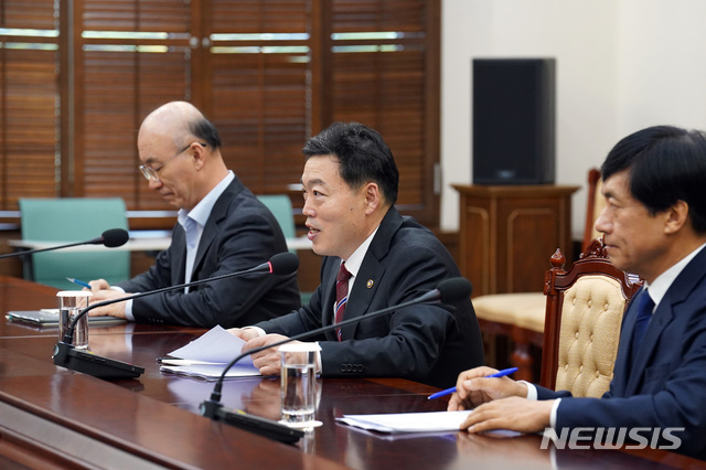 【서울=뉴시스】 박영태 기자 = 김오수 법무부 차관이 16일 오후 청와대 여민관 소회의실에서 문재인 대통령에게 현안 보고를 하고 있다. 2019.10.16.(사진=청와대 제공)photo@newsis.com