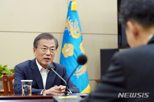 【서울=뉴시스】 박영태 기자 = 문재인 대통령이 16일 오후 청와대 여민관 소회의실에서 법무부 현안 보고를 받기 전 모두발언을 하고 있다. 2019.10.16.(사진=청와대 제공)photo@newsis.com