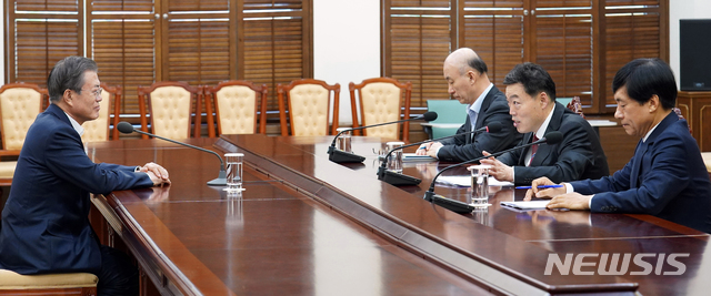 【서울=뉴시스】 박영태 기자 = 김오수(오른쪽 두번째) 법무부 차관이 16일 오후 청와대 여민관 소회의실에서 문재인 대통령에게 현안 보고를 하고 있다. 2019.10.16.(사진=청와대 제공) photo@newsis.com
