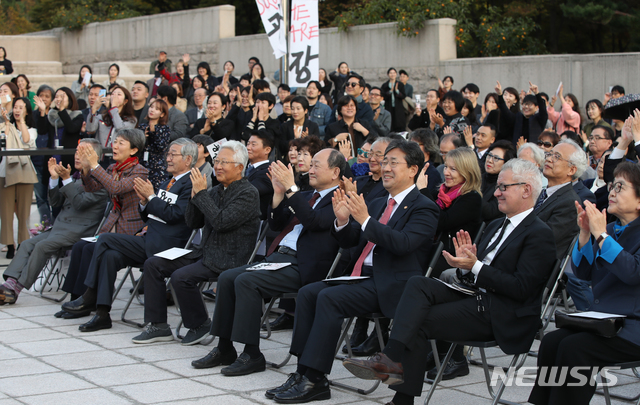 【과천=뉴시스】조수정 기자 = 16일 경기 과천시 국립현대미술관 과천관에서 열린 국립현대미술관 50주년 기념전 '광장:미술과 사회 1900-2019' 개막식에서 박양우 문화체육관광부 장관(오른쪽 세번째), 윤범모 국립현대미술관장(오른쪽 네번째), 바르토메우 마리 전 관장(오른쪽 두번째) 등 참석 내빈들이 박수치고 있다. 국립현대미술관 50주년 기념전 '광장:미술과 사회 1900-2019'는 한국 미술 100년을 조명한다. 덕수궁관과 서울관에서 2020년 2월9일까지, 과천관에서 2020년 3월 29일까지 열린다. 또 개관기념일인 10월 20일 덕수궁·과천·서울·청주 4관을 무료 개방한다. 2019.10.16.chocrystal@newsis.com