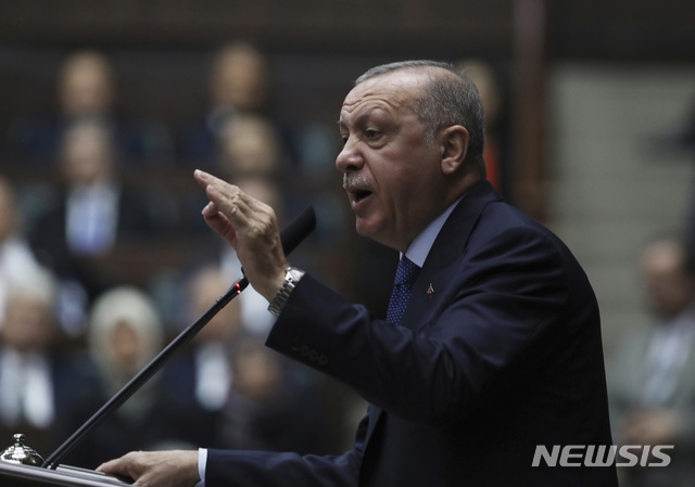  【앙카라(터키)=AP/뉴시스】레제프 타이이프 에르도안 터키 대통령이 16일 터키 수도 앙카라의 의회에서 집권 정의개발당(AKP) 의원들에게 연설하고 있다. 에르도안 대통령은 오는 22일 시리아 북동부에 대한 터키의 공격 문제를 논의하기 위해 러시아 소치를 방문할 계획이라고 터키 대통령 사무실이 16일 밝혔다. 블라디미르 푸틴 러시아 대통령은 지난 15일 전화통화에서 에르도안 대통령의 러시아 방문을 초청했다. 2019.10.17 