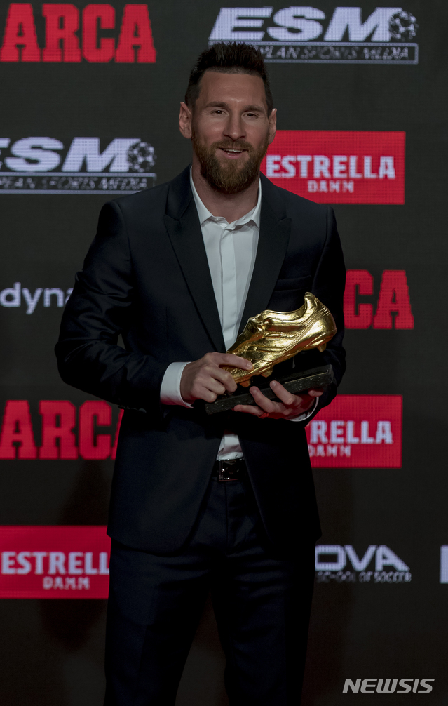 【바르셀로나=AP/뉴시스】리오넬 메시(FC 바르셀로나)가 16일(현지시간) 스페인 바르셀로나에서 열린 유러피언 골든슈(Golden Boot) 시상식에서 자신의 6번째 골든슈를 받고 포즈를 취하고 있다. 메시는 2018/19시즌 스페인 프리메라리가에서 36골을 터트리며 득점왕에 올랐고 4차례 골든슈를 받은 호날두와의 격차를 2회로 벌렸다. 시상식에는 아내 안토넬라 로쿠조와 두 아들 티아고, 마테오가 참석했다. 2019.10.16. 