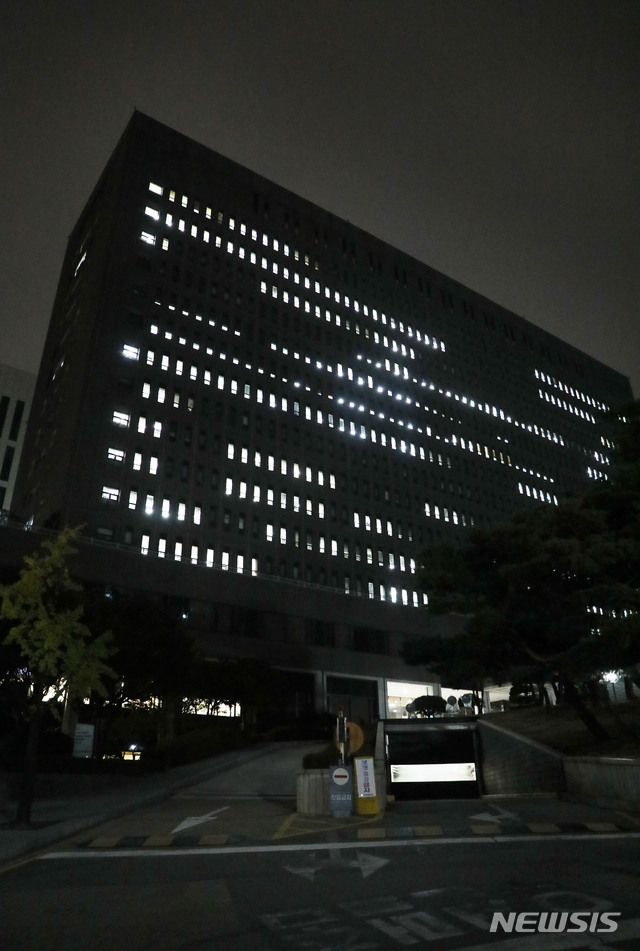 【서울=뉴시스】홍효식 기자 = 조국 전 법무부 장관의 부인 정경심 동양대 교수가 6차 비공개 소환 조사를 받고 있는 지난 16일 오후 서울 서초구 서울중앙지검 사무실에 불이 켜져 있다. 2019.10.16. yesphoto@newsis.com