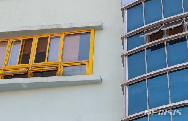 【제주=뉴시스】제주 서부경찰서는 지난 15일 시신을 건물 내에 방치한 명상수련원 관계자 3명을 긴급체포해 범죄 혐의 관련 여부를 조사 중이다. 50대 남성 시신이 발견된 제주 시내 한 명상수련원의 창문이 열려 있다. 2019.10.17. photo@newsis.com 