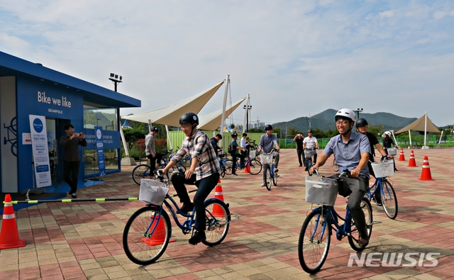 【충주=뉴시스】충주 탄금호 업사이클링 자전거대여소.(사진=충주시 제공) photo@newsis.com