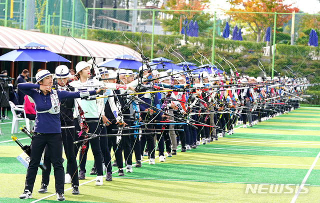 【부산=뉴시스】17일 부산 기장 월드컵빌리지에서 열린 '현대자동차 정몽구배 한국양궁대회 2019'의 예선전에 출전한 선수들이 과녁을 향해 활을 당기고 있다. (사진 = 대한양궁협회 제공)