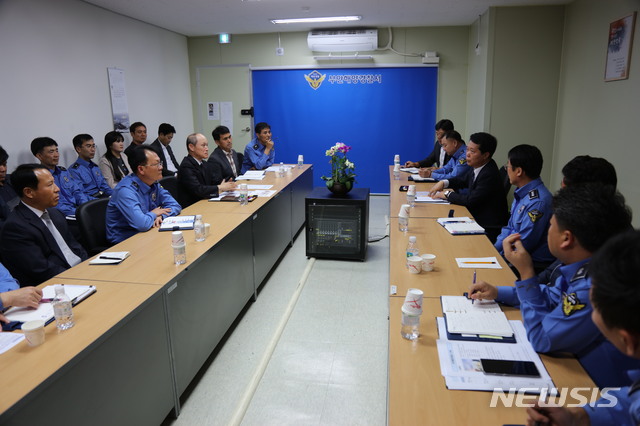 해양경찰청 오윤용 기획조정관이 17일 전북 부안해양경찰서 찾아 소통간담회를 갖고 있다. (사진=부안해경 제공)