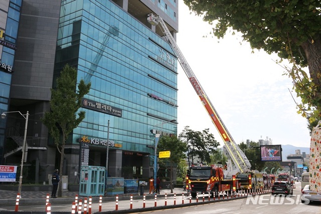 【양평=뉴시스】 문영일 기자 = 경기 양평소방서는 17일 ‘오스타 코아루’에서 고층건물 재난대비 현장대응 훈련을 실시했다.2019.10.17. (사진=양평소방서 제공)photo@newsis.com