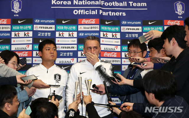 【인천공항=뉴시스】이영환 기자 = 29년 만의 평양 원정에서 무승부를 기록한 대한민국 축구 대표팀 파울루 벤투감독이 17일 오전 인천공항 제2여객터미널을 통해 입국한 뒤 취재진의 질문을 듣고 있다. 2019.10.17.&nbsp; 20hwan@newsis.com