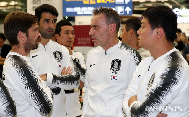 【인천공항=뉴시스】이영환 기자 = 29년 만의 평양 원정에서 무승부를 기록한 대한민국 축구 대표팀 파울루 벤투 감독이 17일 오전 인천공항 제2여객터미널을 통해 입국한 뒤 코치진과 이야기를 나누고 있다. 2019.10.17. 20hwan@newsis.com