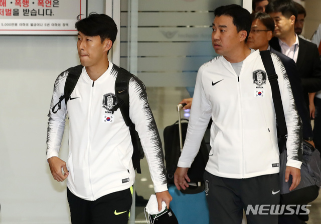 【인천공항=뉴시스】이영환 기자 = 29년 만의 평양 원정에서 무승부를 기록한 대한민국 축구 대표팀 주장 손흥민이 17일 오전 인천공항 제2여객터미널을 통해 귀국하고 있다. 2019.10.17.&nbsp; 20hwan@newsis.com
