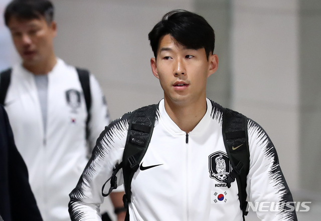 【인천공항=뉴시스】이영환 기자 = 29년 만의 평양 원정에서 무승부를 기록한 대한민국 축구 대표팀 주장 손흥민이 17일 오전 인천공항 제2여객터미널을 통해 귀국하고 있다. 2019.10.17. 20hwan@newsis.com