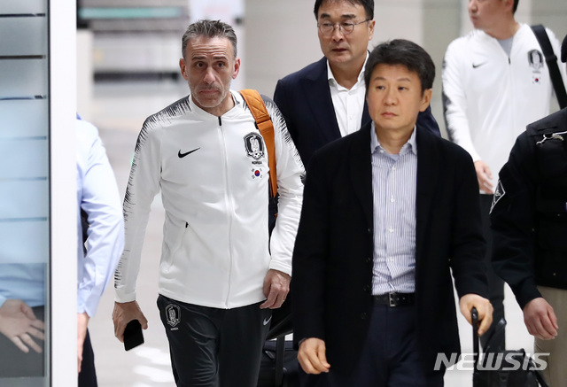 【인천공항=뉴시스】이영환 기자 =파울루 벤투 대한민국 축구 대표팀 감독과 정몽규 대한축구협회 회장이 17일 오전 인천공항 제2여객터미널을 통해 귀국하고 있다. 2019.10.17. 20hwan@newsis.com