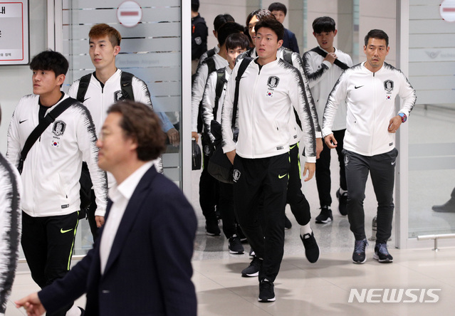 【인천공항=뉴시스】이영환 기자 = 29년 만의 평양 원정에서 무승부를 기록한 대한민국 축구 대표팀 황의조, 조현우 등 선수들이 17일 오전 인천공항 제2여객터미널을 통해 귀국하고 있다. 2019.10.17. 20hwan@newsis.com