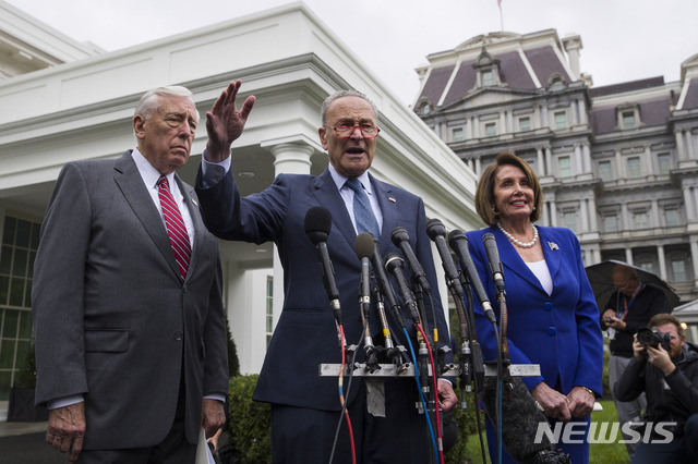 【워싱턴=AP/뉴시스】척 슈머 미 민주당 상원 원내대표가 16일(현지시간) 워싱턴 백악관에서 도널드 트럼프 대통령과 회동한 이후 기자회견을 갖고 있다. 슈머 원내대표는 트럼프 대통령이 낸시 펠로시(오른쪽) 하원의장에게 '삼류정치인'이라고 말했다고 전했다. 왼쪽은 스테니 호이어 민주당 하원 원내대표. 2019.10.17