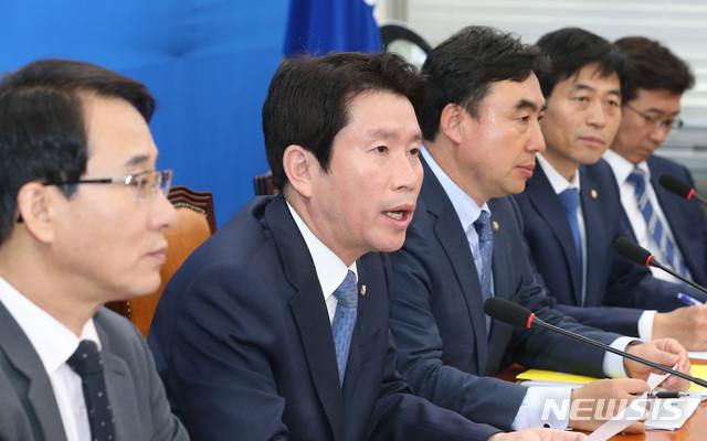 【서울=뉴시스】이종철 기자 = 이인영 더불어민주당 원내대표가 17일 오전 서울 여의도 국회에서 열린 정책조정회의에서 모두발언을 하고 있다. 2019.10.17.jc4321@newsis.com