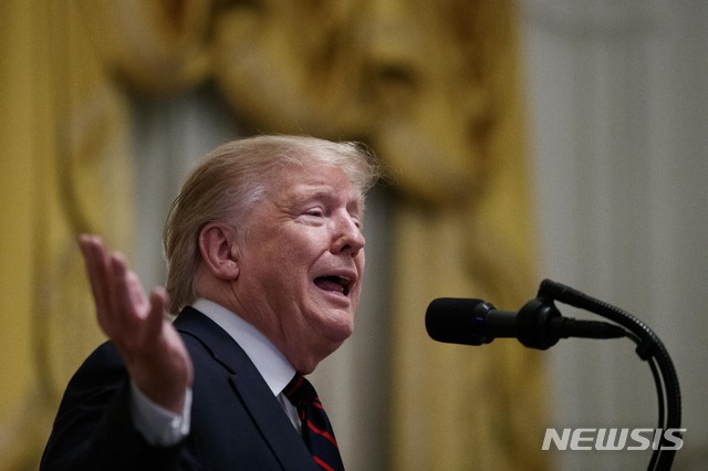 【워싱턴=AP/뉴시스】도널드 트럼프(오른쪽) 미국 대통령이 16일(현지시간) 백악관 이스트룸에서 세르조 마타렐라 이탈리아 대통령 환영 리셉션 중 연설하고 있다.&nbsp; 앞서 트럼프 대통령은 다음 달 칠레에서 열리는 아시아·태평양경제협력체(APEC) 정상회의에서 시진핑 중국 국가주석을 만날 때까지 "중국과의 무역 합의에 서명하지 않을 것"이라고 말했다. 미-중 양국은 지난 10~11일 이틀간 워싱턴에서 고위급 무역 협상을 열어 부분 합의를 이룬 바 있다. 2019.10.17. 